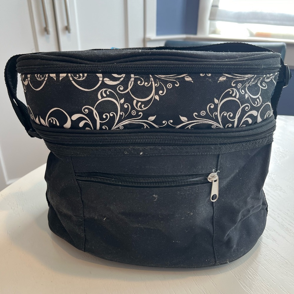 Picnic bag with reusable utensils.
